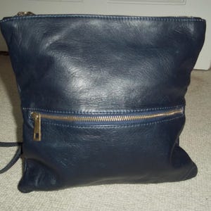 Exquis sac à bandoulière vintage en cuir italien bleu marine, bandoulière, rabattable, pochette, LAVORAZIONE ARTIGIANALE sac en cuir de qualité