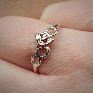 Bee honeycomb ring, bumblebee silver ring, cute bee ring, wildlife ring, hexagon geometric ring, beehive jewellery, honey bee gift for her