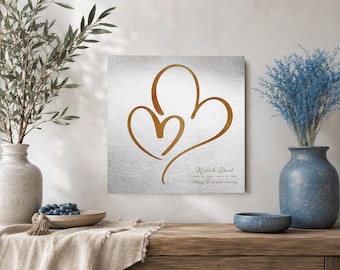 Puede incluir: Una pieza de arte mural cuadrada con un fondo plateado metálico y un gran contorno de corazón estilizado de color dorado. El texto "Kristie & David", "May 16, 2004 - May 16, 2024" y "Happy 20th Anniversary" está impreso en la esquina inferior derecha.