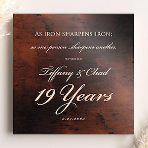 19 Jahre, Bronze Plakette, Geschenk zum 19. Jahrestag, Bronze Jahrestag, Sprüche 27: 17 Zeichen, 19-jähriges Jubiläum, christliches Geschenk für ein Paar