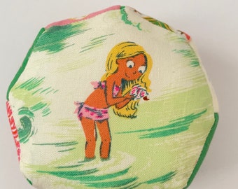 Coussin à épingles en papier anglais de forme octogonale avec la collection de tissus Malibu par Heather Ross.