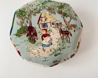 Coussin à épingles en papier anglais de forme octogonale avec le chaperon rouge.