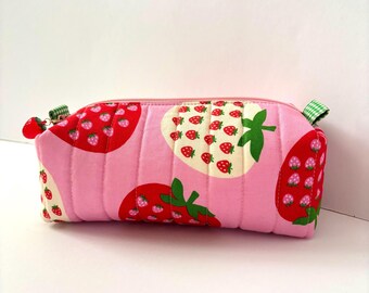 Bolsa cuadrada con cremallera, forrada y acolchada, hecha a mano en tela de algodón con estampado de fresas.