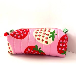Tissu en coton imprimé fraises fait main, doublé, matelassé, pochette carrée à glissière