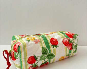 Bolsa cuadrada con cremallera, forrada y acolchada, hecha a mano en tela de algodón con estampado de fresas.