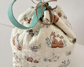 Bolsa con cordón acolchada con estampado de animales del bosque, tamaño mediano, forrada de algodón, con asa y bolsillo interior.