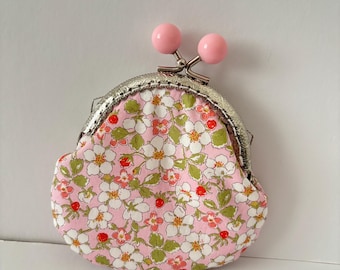 Bolso con cierre de beso, estampado de fresas Liberty Tana.