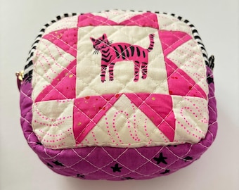 Bolsita pequeña acolchada con cremallera, patchwork de estrellas dentadas de tigre, telas Ruby Star