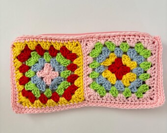 Cuadrado de ganchillo hecho a mano de mezcla de algodón y acrílico, estilo abuela, con bolsillo con cremallera y forro de tela.