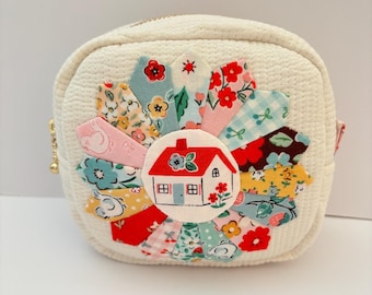 Pequeña bolsa acolchada con cierre de cremallera en color crema, hecha a mano, con placa de Dresde.