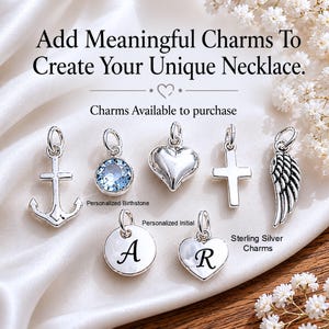 Puede incluir: Una colecci&oacute;n de siete dijes de metal plateado que incluyen un ancla, un cristal azul claro, un coraz&oacute;n, una cruz, un ala y dos discos redondos y en forma de coraz&oacute;n grabados con las letras A y R, con el texto Add Meaningful Charms To Create Your Unique Necklace.