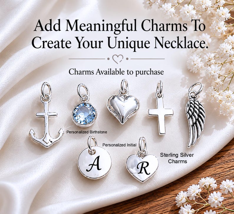 Puede incluir: Una colecci&oacute;n de siete dijes de metal plateado que incluyen un ancla, un cristal azul claro, un coraz&oacute;n, una cruz, un ala y dos discos redondos y en forma de coraz&oacute;n grabados con las letras A y R, con el texto Add Meaningful Charms To Create Your Unique Necklace.