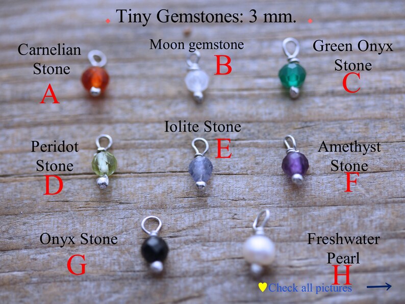 Puede incluir: Una colecci&oacute;n de ocho dijes de piedras preciosas de 3 mm etiquetados de la A a la H, incluyendo cornalina, piedra lunar, &oacute;nix verde, peridoto, iolita, amatista, &oacute;nix y una perla de agua dulce. Cada dije tiene una argolla y cuenta de metal plateado.