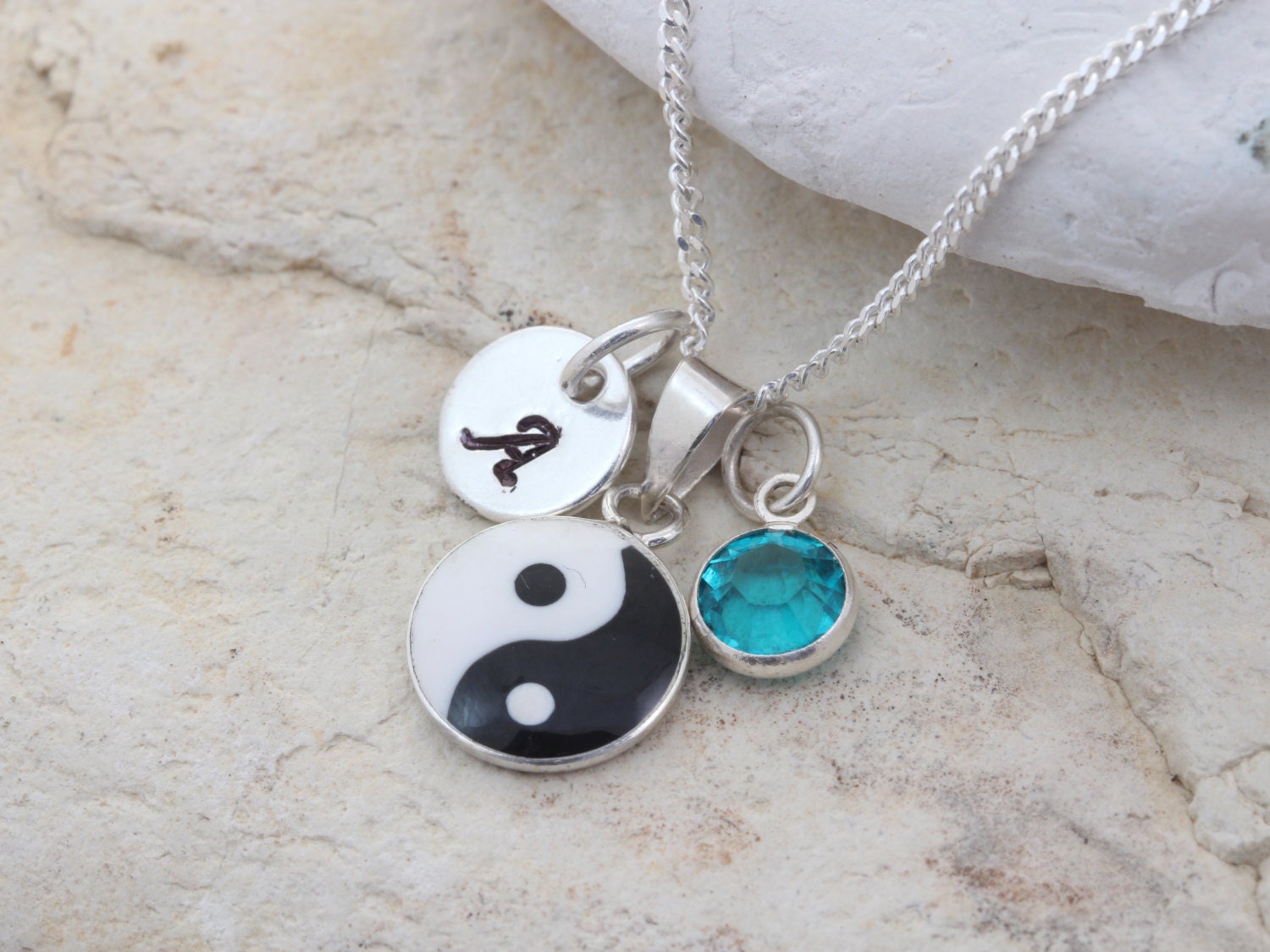 Collana Con Ciondolo Yin Yang In Argento Sterling 925, Su Catena. Gioiello Piccolo E Delicato, Perfetto Per Ogni Occasione.