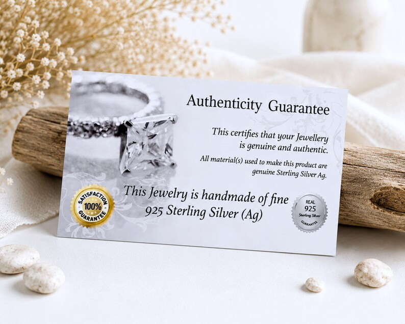 Puede incluir: Una tarjeta de garant&iacute;a de autenticidad rectangular blanca con una fotograf&iacute;a de un anillo con piedra cuadrada. El texto dice Authenticity Guarantee, This certifies that your Jewellery is genuine and authentic, y This Jewelry is handmade of fine 925 Sterling Silver (Ag).