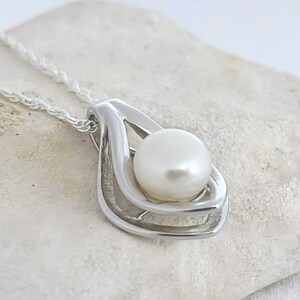 Freshwater Pearl Necklace. Sterling silver Pearl Necklace. Contemporany Leaf with Pearl Necklace. Choosse chain.