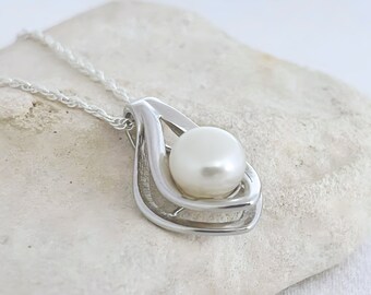 Freshwater Pearl Necklace. Sterling silver Pearl Necklace. Contemporany Leaf with Pearl Necklace. Choosse chain.