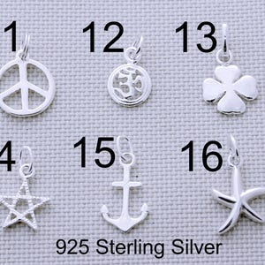 Puede incluir: Seis dijes de plata numerados del 11 al 16, que incluyen un s&iacute;mbolo de paz, un s&iacute;mbolo Om, un tr&eacute;bol de cuatro hojas, una estrella, un ancla y una estrella de mar. Cada dije tiene una argolla. El texto 925 Sterling Silver aparece abajo.