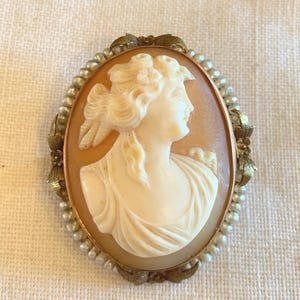 Broche con colgante de camafeo de concha y perla de oro amarillo de 10 quilates de estilo eduardiano, 8,2 gramos imagen 1