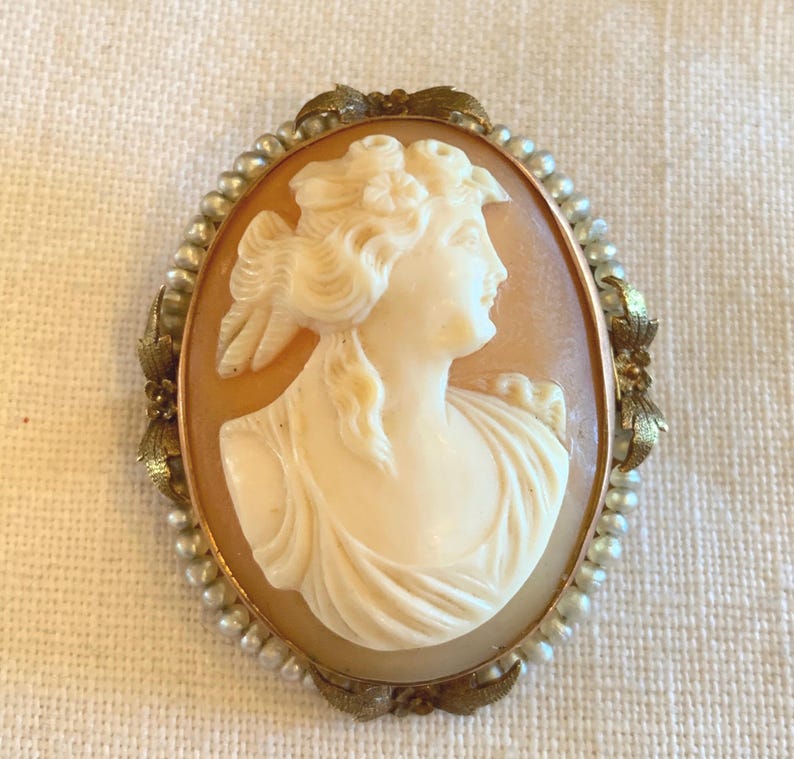 Broche con colgante de camafeo de concha y perla de oro amarillo de 10 quilates de estilo eduardiano, 8,2 gramos imagen 1