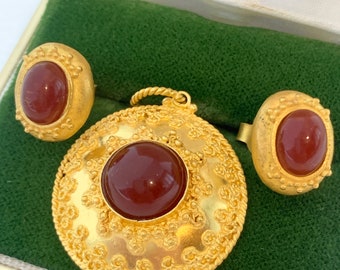 Etruscan Style 18K Carnelian Cabochon Pendant necklace & Post Earrings, Vintage 18k gold Carnelian pendant and earrings set, 9.6 Grams