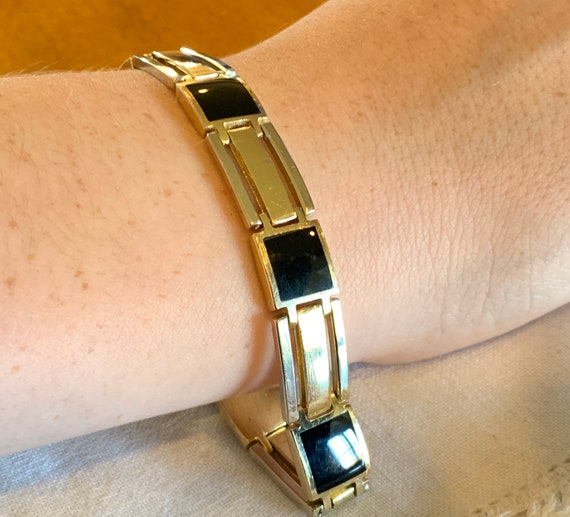 Van Cleef and Arpels Onyx and Diamond Chain Bracelet in 18 Karat Yellow Gold  For Sale at 1stDibs | van cleef white gold onyx bracelet, van cleef men  bracelet, van cleef &