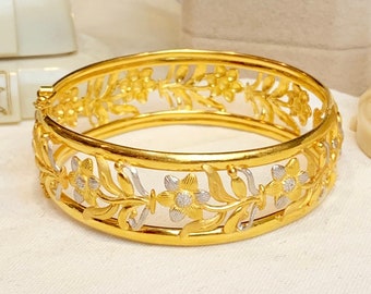 22K Gold Filigree Daisy Bangle Bracelet Yellow & White Gold Floral Hinged Design 32.4 Grams