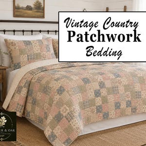 Pode incluir: Uma colcha de retalhos e uma fronha a condizer com um padrão de quadrados repetitivos em tons suaves de rosa, azul e bege com estampados florais e axadrezados. O texto "Vintage Country Patchwork Bedding" é exibido numa caixa branca.