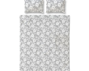 Quilt Bettdecke Rosen und Spitze zierliches zartes Muster beruhigend Grau und Weiß