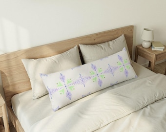 Cojín corporal con estampado geométrico verde lavanda / Motivo floral, diseño simétrico