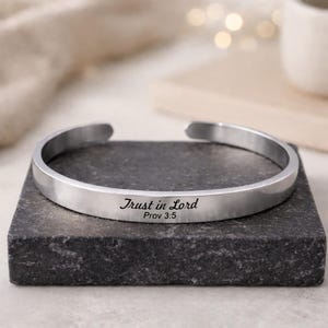 Kristna armband | Bibelversarmband | Kristna smycken, Bibelsmycken, Inspirerande religiösa smycken | Stapelbara, Examenspresent
