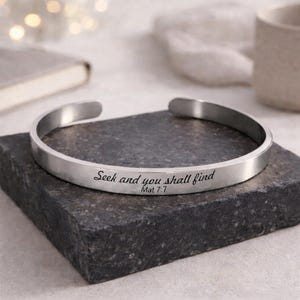 Kristna armband | Bibelversarmband | Kristna smycken, Bibelsmycken, Inspirerande religiösa smycken | Stapelbara, Examenspresent