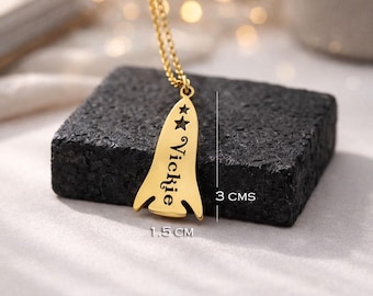 Collana personalizzata con razzo, collana con nome personalizzato, regalo con collana di fantascienza incisa, gioielli personalizzati per avventure e aspirazioni