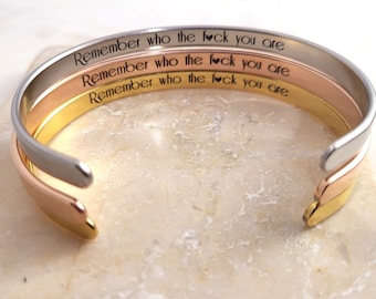 Onthoud wie de F*ck You Are Mantra armband inspirerende manchet aanmoediging sieraden cadeau Bangle. Geloof in jezelf.