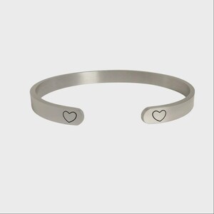 Gepersonaliseerde manchetarmband, 'Hoewel ze maar klein is', inspirerend cadeau afbeelding 4