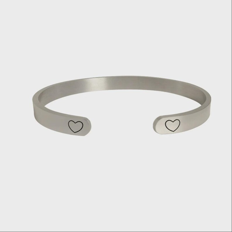 Gepersonaliseerde manchetarmband, 'Hoewel ze maar klein is', inspirerend cadeau afbeelding 4