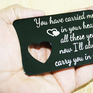 Escribe tu mensaje - Tarjeta de billetera personalizada Negro para novio esposo él su policía bombero regalo de aniversario con corazón cortado