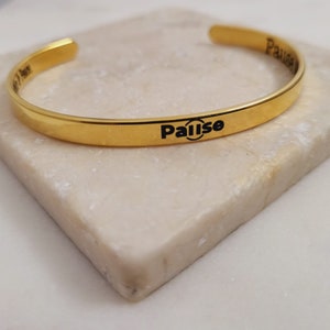 Anhalten | Armband. Halte für einen Moment inne. Atmen Sie durch. Schauen Sie sich um, Lächeln Sie finden Calm & Peace Manschette Armband.