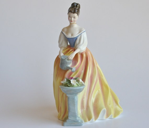 Royal Doulton Porcelain Figurine HN1759 *The Orange Lady* Pink Polka-dot dress 