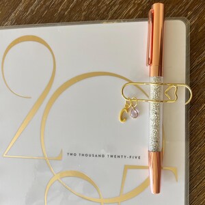 モノグラムペンホルダークリップ：ゴールドハート、誕生石チャーム - プランナーアクセサリー