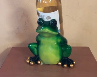 Fun Frog wine holder beautifully painted. Will be a beautiful decoration for your bar.