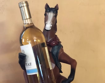 Uchwyt na butelkę wina Fun Horse pięknie pomalowany. Będzie piękną ozdobą Twojego baru.