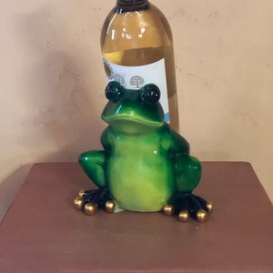 美しく描かれた楽しいカエルのワインホルダー。バーの美しい装飾になります。