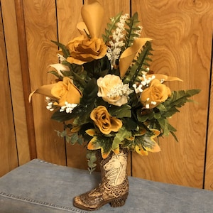 Bota marrón con un hermoso aspecto de cuero repujado y un caballo blanco. Flores en marfil, dorado, blanco y verde. Disponible en grandes cantidades.