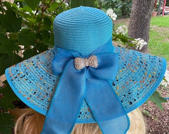 Sombrero de ala flexible para sol y playa. Estilo plegable. Hermosos colores multicolor con banda para sombrero con lazo y lazo de diamantes de imitación en la parte posterior.