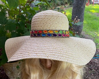 Sombrero de ala ancha para bodas, iglesia, sol y playa. Estilo plegable. Hermoso color blanco con una hermosa banda de sombrero multicolor. Único en su clase