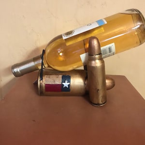 美しく塗装された、Bullett with Flag ワインホルダー。バーの美しい装飾になります。