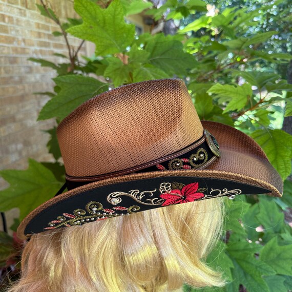 Brown Straw Hat With Brim and Hatband Appliques of Red  display picture 3