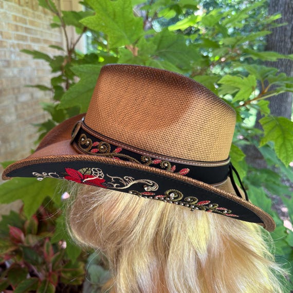 Brown Straw Hat With Brim and Hatband Appliques of Red  display picture 2