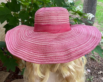 Sombrero de ala flexible para sol y playa. Estilo plegable. Hermosos colores multicolor con banda para sombrero con lazo y lazo de diamantes de imitación en la parte posterior.